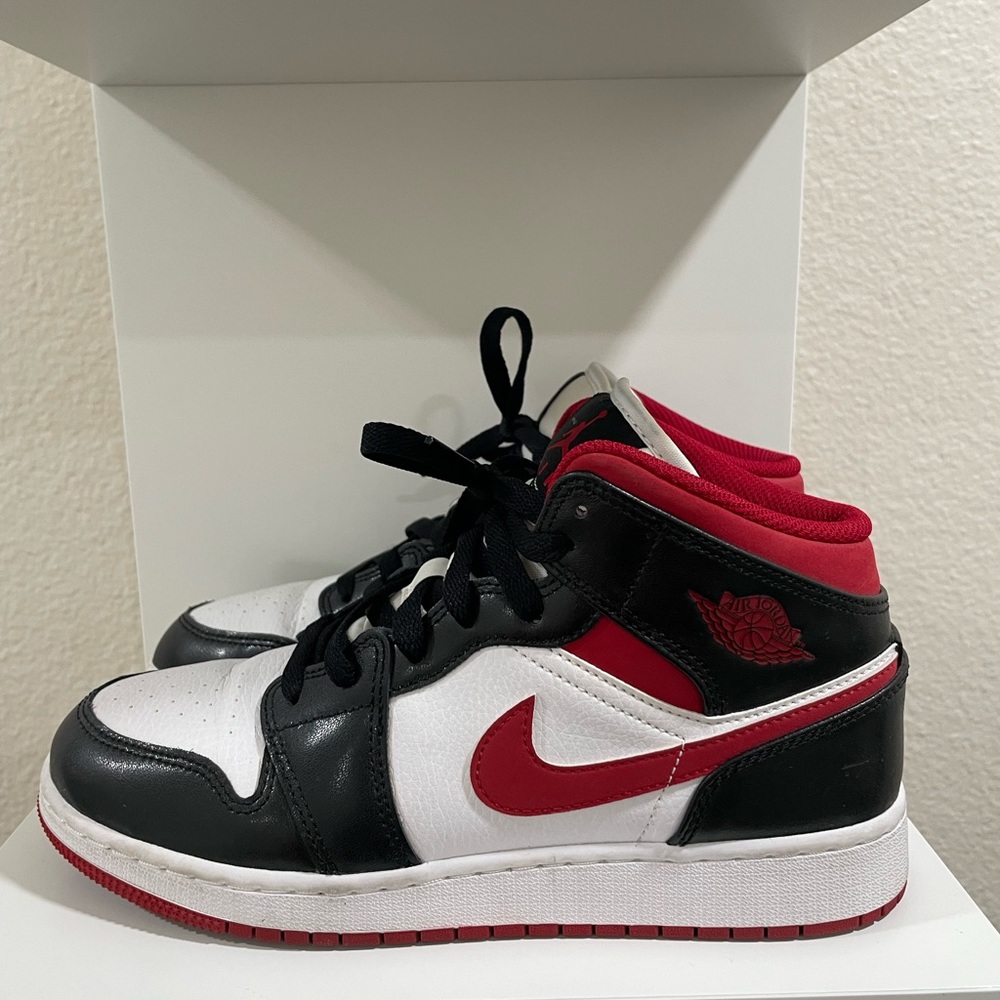 Jordan 1 mids (GS) 6.5Y Gym Red